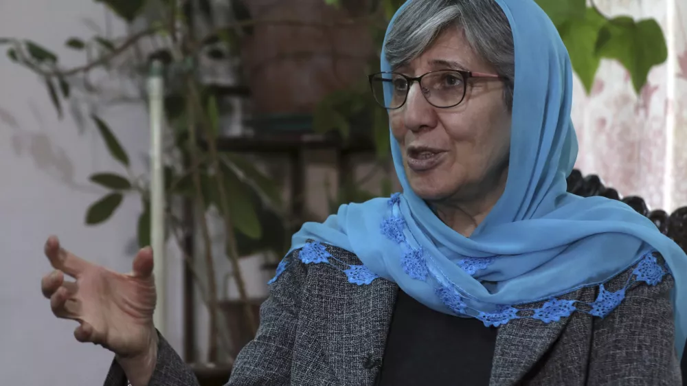 Sima Samar, a prominent activist and physician, who has been fighting for women's rights in Afghanistan for the past 40 years, speaks during an interview at her house in Kabul, Afghanistan, on March 6, 2021, six months before the Taliban takeover of her country. A year after that seismic shift, Samar says that she is still heartbroken over what happened to Afghanistan. (AP Photo/Rahmat Gul) / Foto: Rahmat Gul