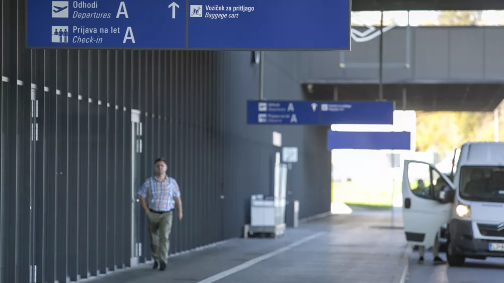 31.10.2024 - Letališče Jožeta Pučnika Ljubljana - Fraport Slovenija Upravljavec ljubljanskega letališča.FOTO: LUKA CJUHA