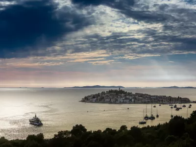 - Cestni odsek od Zadra proti Splitu.- Primošten. Hrvaška,- 26.05.2025. - Reportaža o Jadranski magistrali ob 60. obletnici izgradnje in 70. obletnici začetka gradnje.- Jadranska magistrala, cesta, hrvaška obala.OPOMBA: ZA OBJAVO V OBJEKTIVU!//FOTO: Bojan Velikonja / Foto: Bojan Velikonja