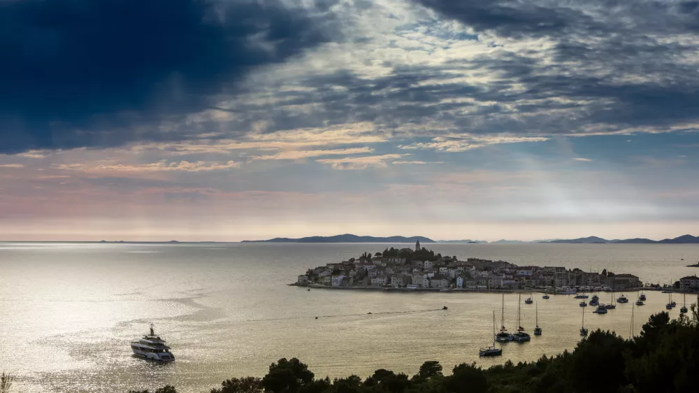 - Cestni odsek od Zadra proti Splitu.- Primošten. Hrvaška,- 26.05.2025. - Reportaža o Jadranski magistrali ob 60. obletnici izgradnje in 70. obletnici začetka gradnje.- Jadranska magistrala, cesta, hrvaška obala.OPOMBA: ZA OBJAVO V OBJEKTIVU!//FOTO: Bojan Velikonja / Foto: Bojan Velikonja