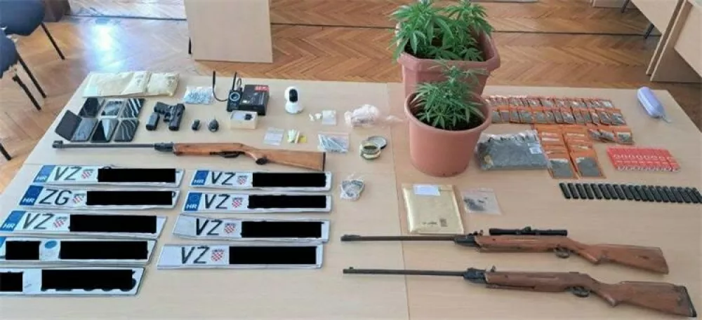 Poleg avta v garaži so v hišni preiskavi odkrili še orožje in več drugih ukradenih stvari. 