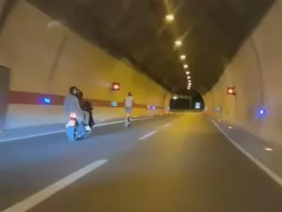 Vožnja z e-skirojev po tunelu na Hrvaškem. 