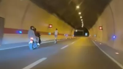Vožnja z e-skirojev po tunelu na Hrvaškem. 