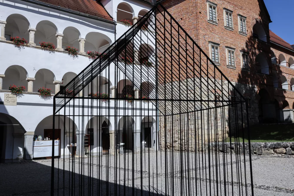 Pobeg čez zid, padec v neznano