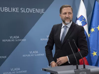 Ljubljana, vlada.Izjava po neformalnem brifingu o Nato deklaraciji.Minister za finance Klemen Bostjancic.
