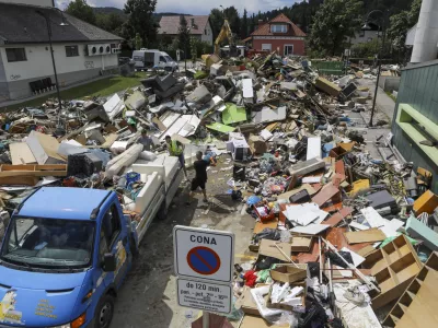 odpadki zbirni center pred ZD Mengeš - - 07.08.2023 - Najhujša naravna ujma v zgodovini Slovenije - prizadeti dve tretjini države - ujma - poplave –  PREGLED LETA 2023//FOTO: Luka Cjuha