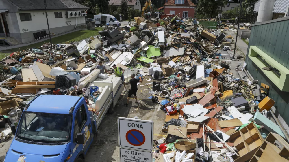odpadki zbirni center pred ZD Mengeš - - 07.08.2023 - Najhujša naravna ujma v zgodovini Slovenije - prizadeti dve tretjini države - ujma - poplave –  PREGLED LETA 2023//FOTO: Luka Cjuha