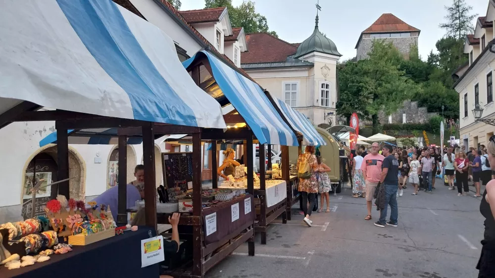 Del festivala je tudi Diversity sejem, kjer lokalni ustvarjalci in rokodelci – med njimi tudi posamezniki iz ranljivih skupin – predstavljajo unikatne izdelke