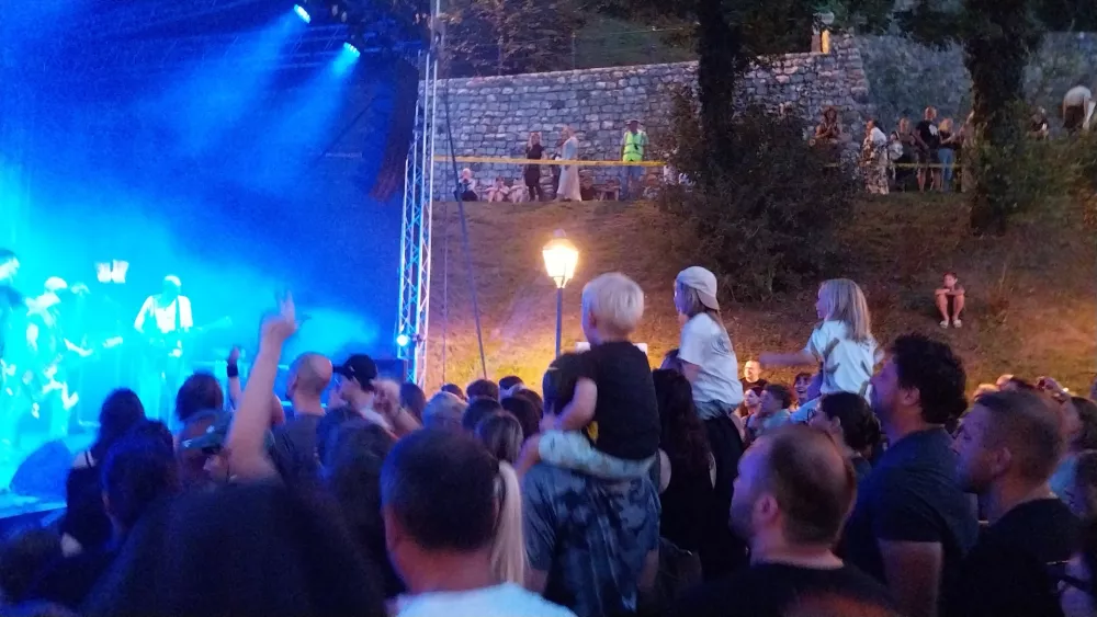 Čarobnost Kamfesta je tudi večgeneracijsko občinstvo, ki je pospremila tudi petkov koncert skupine Niet. 