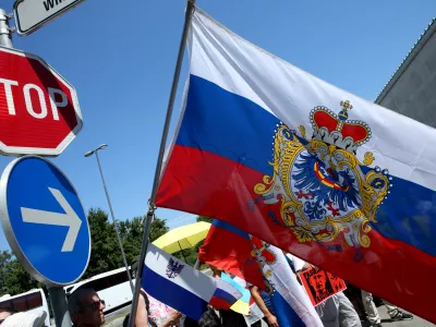 ﻿protest Ukrajincev, ki živijo v Sloveniji - domobranska zastava - - Kranjska deželna zastava - grb dežele Kranjske - moder orel z rdečimi nogami - - 30.07.2016 - Obisk predsednika Rusije Vladimirja Putina v Sloveniji - Foto: Tomaž Skale / Foto: Tomaž Skale