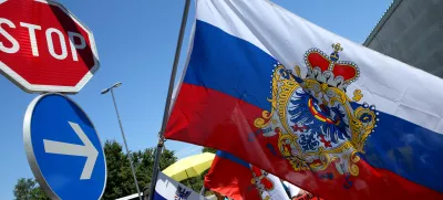 ﻿protest Ukrajincev, ki živijo v Sloveniji - domobranska zastava - - Kranjska deželna zastava - grb dežele Kranjske - moder orel z rdečimi nogami - - 30.07.2016 - Obisk predsednika Rusije Vladimirja Putina v Sloveniji - Foto: Tomaž Skale / Foto: Tomaž Skale