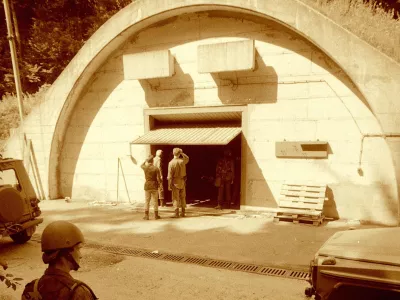 Skladišče JNA Borovnica, avgust 1991, armada prevzema skladišče ponovno v svoje roke. Skladiščnik se je prijel za glavo, ko je zagledal prazna skladišča. - Borovnica - primopredaja orožja - Jugoslovanska ljudska armada (JLA) - Teritorialna obramba TO, //FOTO: Tomaž SkaleOPOMBA: ZA OBJAVO V ČASOPISU DNEVNIK