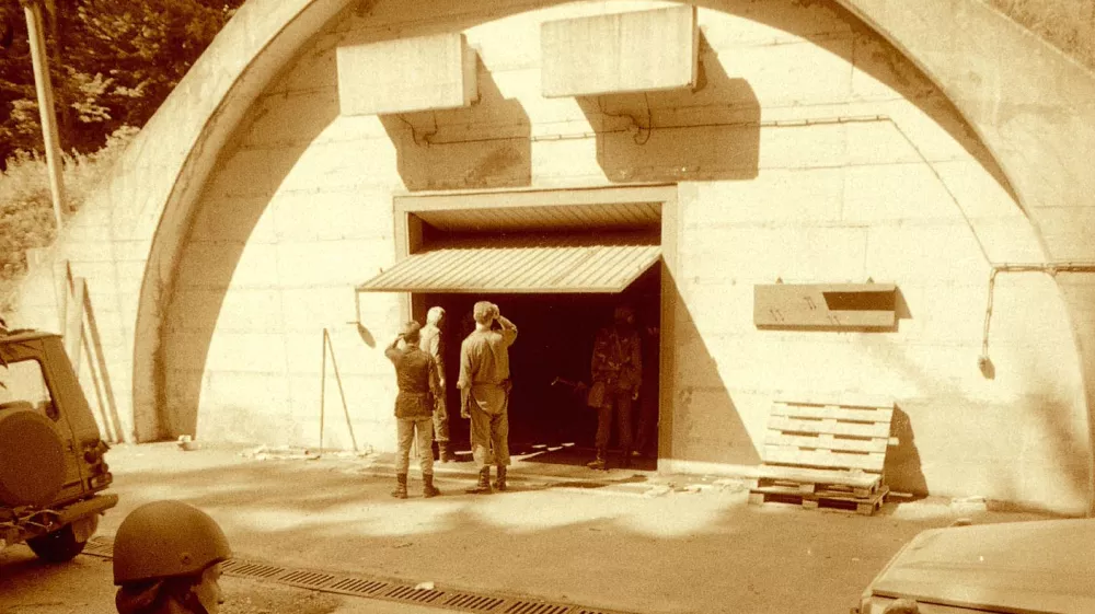 Skladišče JNA Borovnica, avgust 1991, armada prevzema skladišče ponovno v svoje roke. Skladiščnik se je prijel za glavo, ko je zagledal prazna skladišča. - Borovnica - primopredaja orožja - Jugoslovanska ljudska armada (JLA) - Teritorialna obramba TO, //FOTO: Tomaž SkaleOPOMBA: ZA OBJAVO V ČASOPISU DNEVNIK