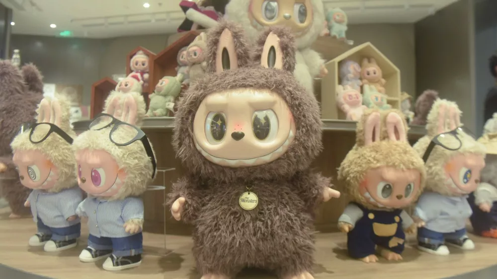 Labubuji v specializirani trgovini v Hangzhou na Kitajskem. 