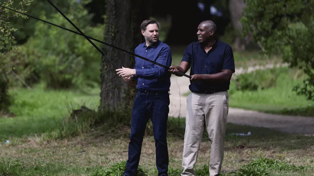 Ameriški podpredsednik je trenutno na obisku v Veliki Britaniji, kjer sta se z britanskim zunanjim ministrom Davidom Lammyjem preizkusila tudi v lovljenju rob. Foto AP