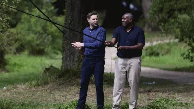 Ameriški podpredsednik je trenutno na obisku v Veliki Britaniji, kjer sta se z britanskim zunanjim ministrom Davidom Lammyjem preizkusila tudi v lovljenju rob. Foto AP