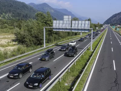 ﻿- 28.08.2016 - Gorenjska avtocesta - 10km prometni zastoj pred mejnim prehodom Karavanke na Jesenicah  //FOTO: Jaka Gasar