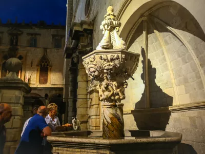 Mali vodnjak je priljubljena točka med turisti in domačini Foto: iStock