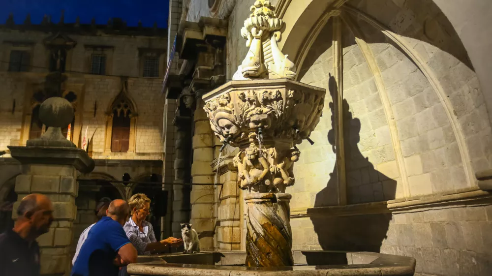 Mali vodnjak je priljubljena točka med turisti in domačini Foto: iStock