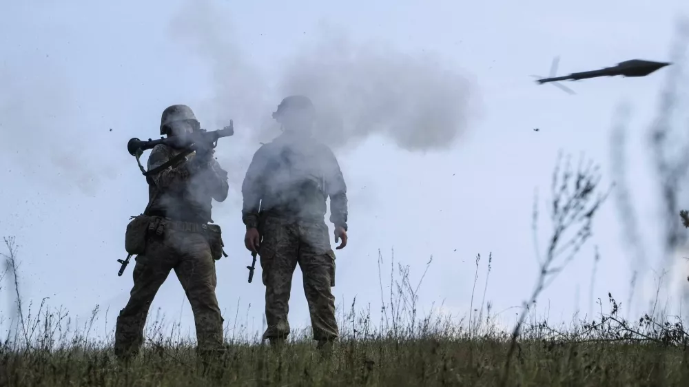 Servicemen of the 115th Separate Mechanized Brigade of the Ukrainian Armed Forces use an RPG-7 grenade launcher during a training between combat missions at a training ground, amid Russia's attack on Ukraine, in Kharkiv region, Ukraine August 8, 2025. REUTERS/Oleksandr Ratushniak
