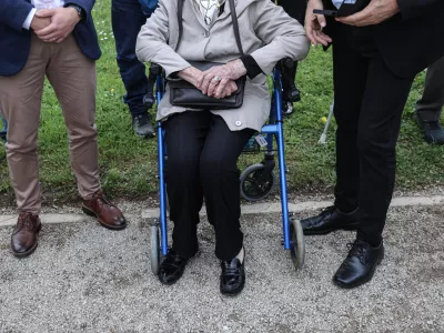 - upokojenci, opora, starostniki- 17.04.2025 - odkritje spominske table, posvečene humanitarki Aniti Ogulin (1952-2024), ki ga pripravljata Zveza Anita Ogulin in ZPM v sodelovanju z Društvom Zeleni prstan//FOTO: Jaka Gasar