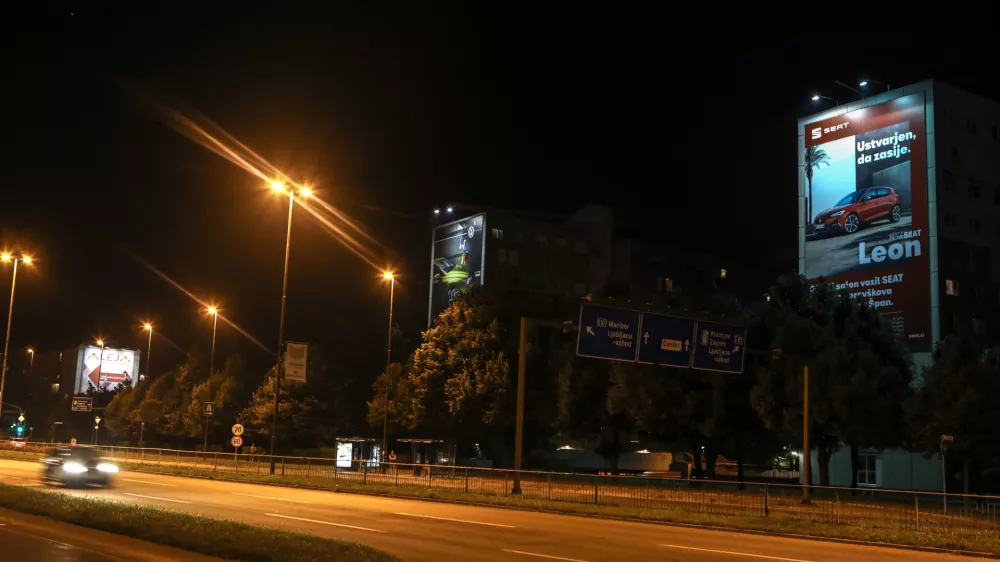 ﻿- 11.08.2020 – Celovška cesta v Ljubljani - svetlobno onesnaževanje - svetleči reklamni pano – meritev svetlosti –  //FOTO: Luka Cjuha.