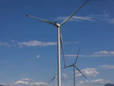 - Vetrna elektrarna, obnovljivi viri energije.- 24.07.2024. - VE Ljubač. - Vetrna elektrarna Ljubač v bližini Knina na Hrvaškem, v lasti Petrola, sestavlja 9 vetrnic vsaka po 3,6 MW, Celotna elektrarna ima 32,4 MW skupne nazivne moči in 85-90 GWh predvidene letne proizvodnje energije.//FOTO: Bojan VelikonjaOPOMBA: ZA OBJAVO V OBJEKTIVU!!!!