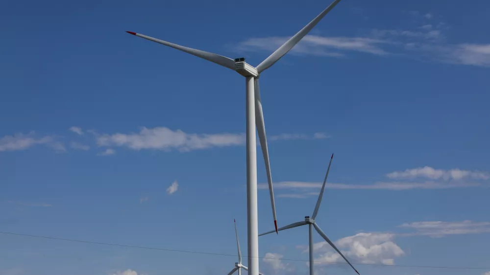 - Vetrna elektrarna, obnovljivi viri energije.- 24.07.2024. - VE Ljubač. - Vetrna elektrarna Ljubač v bližini Knina na Hrvaškem, v lasti Petrola, sestavlja 9 vetrnic vsaka po 3,6 MW, Celotna elektrarna ima 32,4 MW skupne nazivne moči in 85-90 GWh predvidene letne proizvodnje energije.//FOTO: Bojan VelikonjaOPOMBA: ZA OBJAVO V OBJEKTIVU!!!!