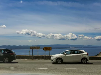 - Na poti iz Splita proti Makarski.- Cesta nad plažo Vruja pri vasi Dubci.- Makarska riviera.- Hrvaška- 27.05.2025. - Reportaža o Jadranski magistrali ob 60. obletnici izgradnje in 70. obletnici začetka gradnje.- Jadranska magistrala, cesta, hrvaška obala.OPOMBA: ZA OBJAVO V OBJEKTIVU!//FOTO: Bojan Velikonja