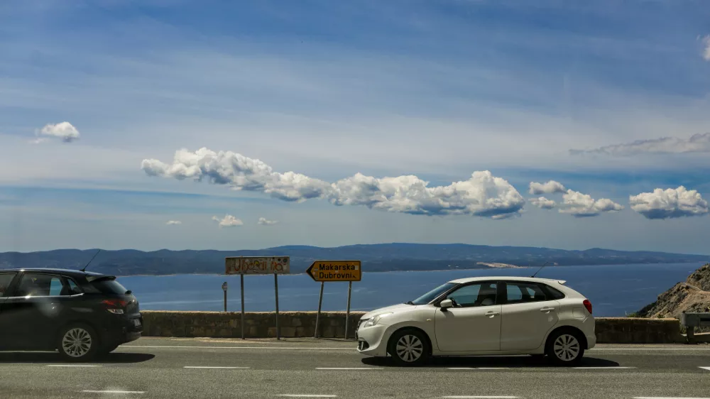 - Na poti iz Splita proti Makarski.- Cesta nad plažo Vruja pri vasi Dubci.- Makarska riviera.- Hrvaška- 27.05.2025. - Reportaža o Jadranski magistrali ob 60. obletnici izgradnje in 70. obletnici začetka gradnje.- Jadranska magistrala, cesta, hrvaška obala.OPOMBA: ZA OBJAVO V OBJEKTIVU!//FOTO: Bojan Velikonja