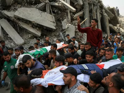 A flak jacket and a Palestinian flag are placed on the body of Al Jazeera journalist Anas Al Sharif, during the funeral for him, Mohammed Qreiqeh, Ibrahim Zaher, Mohammed Noufal and another colleague, who were killed in an Israeli strike, in Gaza City August 11, 2025. REUTERS/Dawoud Abu Alkas   TPX IMAGES OF THE DAY