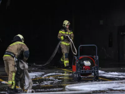 ﻿- 13.01.2017 - Ljubljanski potniški promet (LPP), Celovška cesta 160, - požar v servisni delavnici kjer sta zagorela dva mestna avtobusa -     //FOTO: Jaka Gasar