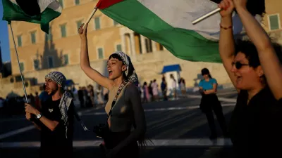 Pro-Palestinian protesters shout slogans in front of the Greek Parliament during a protest, part of demonstrations taking place across Greece, in Athens, August 10, 2025. REUTERS/Stelios Misinas   TPX IMAGES OF THE DAY / Foto: Stelios Misinas