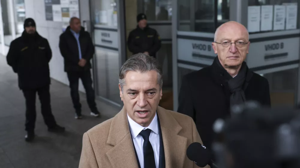 - 04.12.2024 - predsednik vlade Robert Golob je bil vabljen na zaslišanje na KPK - v sklopu preiskave o domnevnih političnih pritiskih na delo policije zaslišala predsednika vlade Roberta Goloba in več prič. Med njimi so tudi nekdanja notranja ministrica Tatjana Bobnar, bivši vršilec dolžnosti generalnega direktorja policije Boštjan Lindav, aktualna državna sekretarka na notranjem ministrstvu Tina Heferle in bivši državni sekretar na tem ministrstvu Branko Lobnikar//FOTO: Jaka Gasar