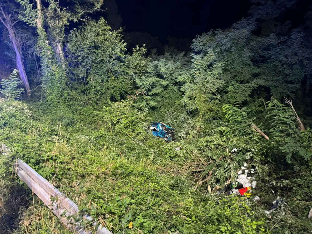 Avto je zaradi neprimerne hitrosti vrglo s ceste, pristal je v sedemetrski globeli. 