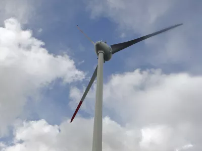 ﻿- druga elektrarna na veter v Sloveniji - električna energija - energetika - vetrnica - 22.04.2014 Razdrto - Vetrna elektrarna Nanos - stolp vetrnice je visok 53 metrov, elisa meri v premeru 44 metrov, moč naprave pa je 910 kilovatov - proizvedla bo predvidoma 1,6 gigavatne ure električne energije. //FOTO: Bojan Velikonja