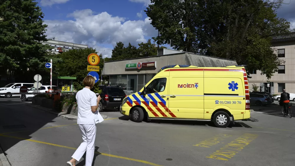 medicinska sestra - reševalno vozilo- 22.09.2022 – simbolična fotografija – javno zdravstvo - zdravstveni sistem – zdravje – //FOTO: Nik Erik Neubauer