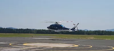 Policijski helikopter na poti na gorsko reševanje. 
