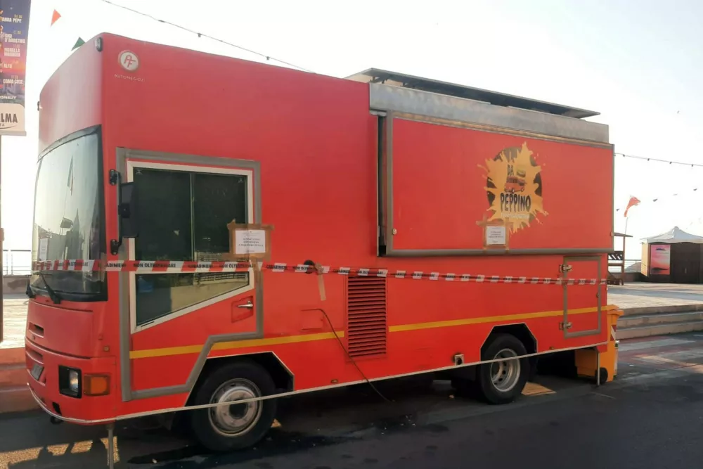 Italijanske oblasti so v kraju Diamante zasegle tovornjaček s hrano, v katerem so pripravljali priljubljene klobase z repnimi cimami, a so povzročile več zastrupitev z botulinom, dva obolela sta umrla. / Foto: Profimedia