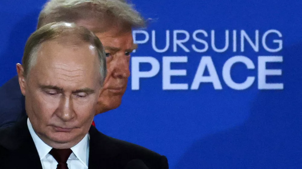 FILE PHOTO: U.S. President Donald Trump and Russian President Vladimir Putin hold a press conference following their meeting to negotiate an end to the war in Ukraine, at Joint Base Elmendorf-Richardson in Anchorage, Alaska, U.S., August 15, 2025. REUTERS/Jeenah Moon/File Photo / Foto: Jeenah Moon