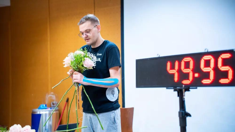 Slovenj Gradec.Koroski florist Zan Zolger je v prostorih MKC v Slovenj Gradcu ob 8. uri zacel cvetlicni maraton, v katerem namerava 24 ur izdelovati sopke in s tem postaviti Guinnessov rekord v izdelovanju sopkov. Izdelani sopki bodo po zakljucku maratona na prodaj, polovica izkupicka bo sla v dobrodelne namene.Foto: KN media