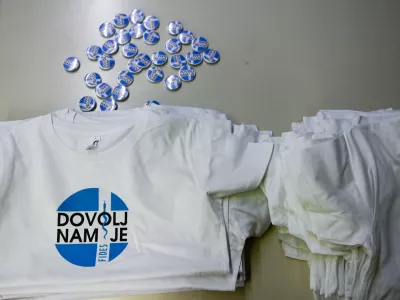 V letu in pol 296 zdravnikov in zobozdravnikov več, višje tudi plače