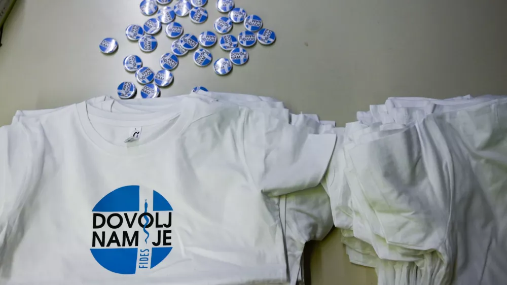 V letu in pol 296 zdravnikov in zobozdravnikov več, višje tudi plače