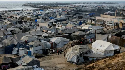 Palestinians, displaced by the Israeli offensive, shelter in a tent camp on a beach amid summer heat in Gaza City, August 12, 2025. REUTERS/Mahmoud Issa