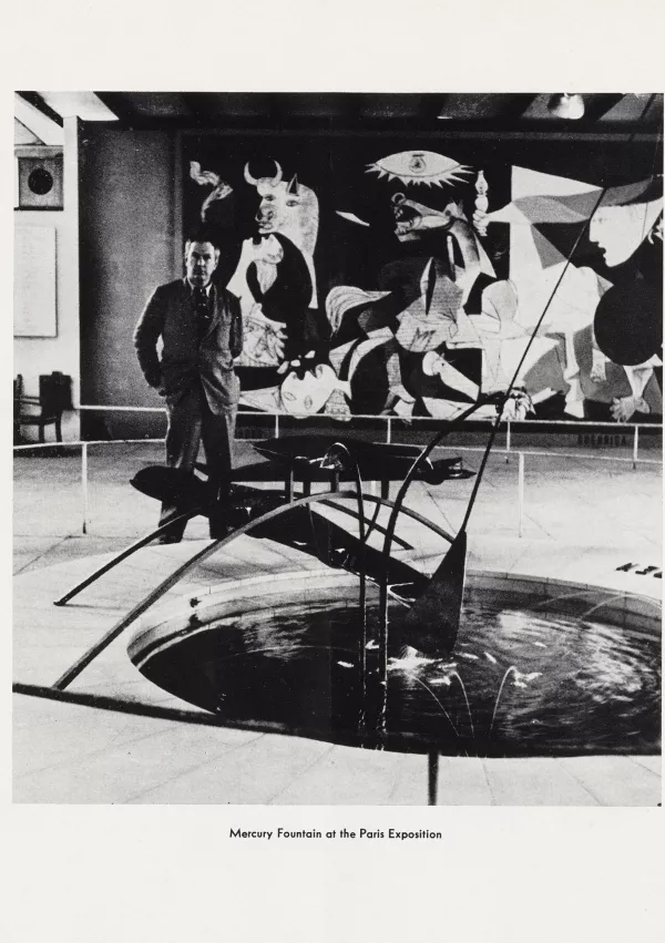 Guernica na razstavi leta 1937, natančneje na Svetovni sejmu v Parizu, s kiparjem Alexandrom Calderjem in njegovim živosrebrnim vodnjakom / Foto: Wikipedija