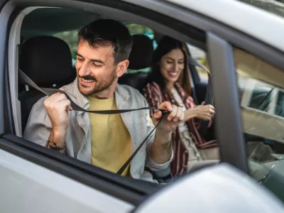 Naj smo v vlogi potnika ali voznika, ko se usedemo v avto, se moramo takoj nujno pravilno pripeti z varnostnim pasom. / Foto: Istock