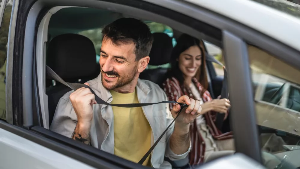 Naj smo v vlogi potnika ali voznika, ko se usedemo v avto, se moramo takoj nujno pravilno pripeti z varnostnim pasom. / Foto: Istock