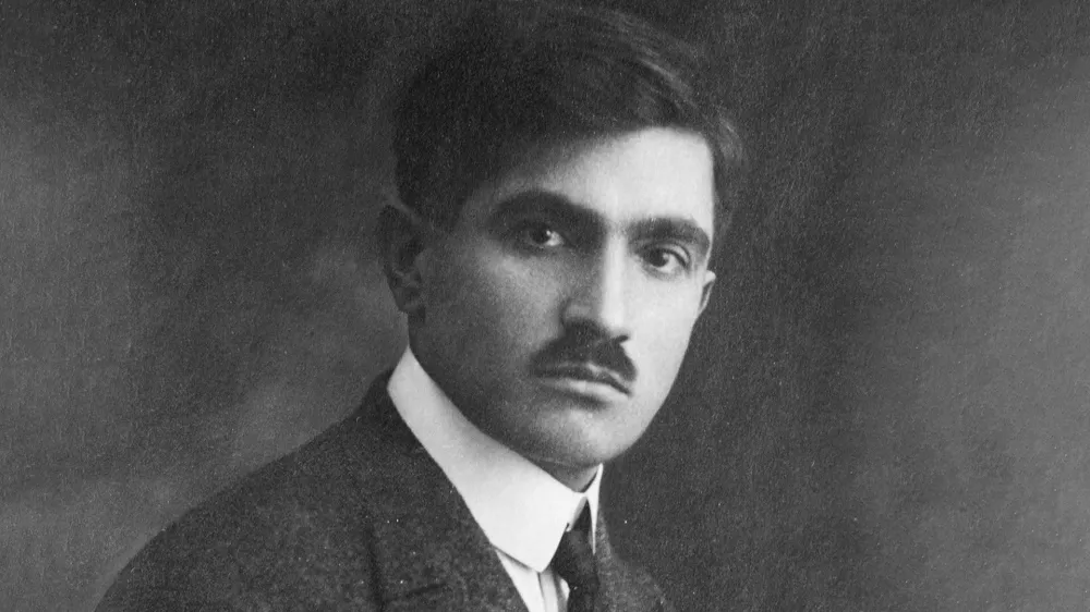 Pisatelj in pesnik France Bevk je največ je pisal za mladino. Med njegovimi najpomembnejšimi deli so Lukec in njegov škorec, Pastirci, Pestrna, Tatič, Jagoda, Grivarjevi otroci in druga dela. Tematiko je črpal iz spominov na lastno otroštvo. Dolga leta je bil med mladimi najbolj priljubljen pisatelj. / Foto: Arhiv Mladinske Knjige