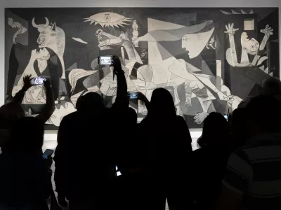 Guernica, das Bild von Picasso gilt als eines der bedeutenstenden Werke der Kunstgeschichte im Museum Reina Sofia. Das Museo Nacional Centro de Arte Reina Sofia MNCARS ist ein Kunstmuseum, eine Pinakothek und Bibliothek in Madrid. Der Fundus des Museums umfasst rund 25.000 Werke, von denen rund 2.000 in den Ausstellungssälen zu sehen sind. 2016 hatte das Museum mehr als 3,3 Millionen Besucher. *** Guernica, the painting by Picasso, is considered one of the most important works in the history of art in the Reina Sofia Museum. The Museo Nacional Centro de Arte Reina Sofia MNCARS is an art museum, art gallery and library in Madrid. The museum s collection comprises around 25,000 works, of which around 2,000 are on display in the exhib GMS18995,Image: 989314585, License: Rights-managed, Restrictions: imago is entitled to issue a simple usage license at the time of provision. Personality and trademark rights as well as copyright laws regarding art-works shown must be observed. Commercial use at your own risk., Model Release: no / Foto: Profimedia