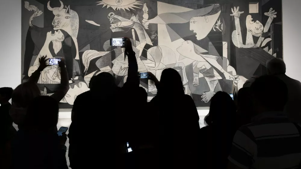 Guernica, das Bild von Picasso gilt als eines der bedeutenstenden Werke der Kunstgeschichte im Museum Reina Sofia. Das Museo Nacional Centro de Arte Reina Sofia MNCARS ist ein Kunstmuseum, eine Pinakothek und Bibliothek in Madrid. Der Fundus des Museums umfasst rund 25.000 Werke, von denen rund 2.000 in den Ausstellungssälen zu sehen sind. 2016 hatte das Museum mehr als 3,3 Millionen Besucher. *** Guernica, the painting by Picasso, is considered one of the most important works in the history of art in the Reina Sofia Museum. The Museo Nacional Centro de Arte Reina Sofia MNCARS is an art museum, art gallery and library in Madrid. The museum s collection comprises around 25,000 works, of which around 2,000 are on display in the exhib GMS18995,Image: 989314585, License: Rights-managed, Restrictions: imago is entitled to issue a simple usage license at the time of provision. Personality and trademark rights as well as copyright laws regarding art-works shown must be observed. Commercial use at your own risk., Model Release: no / Foto: Profimedia